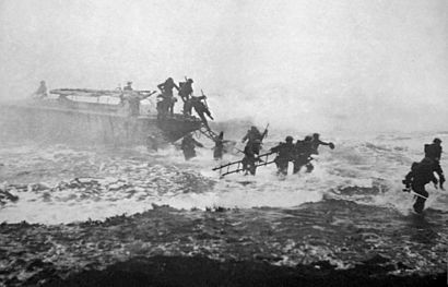 Archivo:Jack Churchill leading training charge with sword