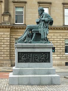 Archivo:James Clerk Maxwell statue in George Street, Edinburgh