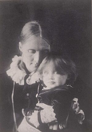 Archivo:Julia Stephen with Virginia on her lap 1884