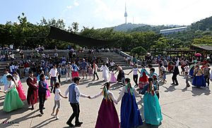 Archivo:KOCIS Korea Namsan Ganggangsulae 07 (9771213074)