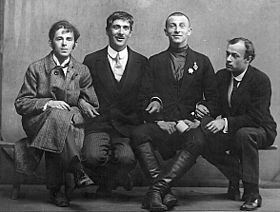 Archivo:Mandelstam, Chukovsky, Livshits & Annenkov 1914 Karl Bulla (with smile)