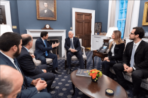 Archivo:Mike Pence meets with Carlos Vecchio, Julio Borges y Venezuelan gov't in exile