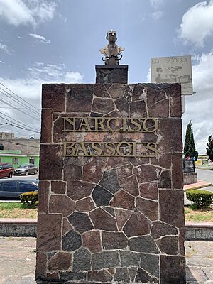 Archivo:Monumento a Narciso Bassols en Tenango