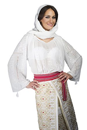 Archivo:Mujer de Constanza en traje tradicional
