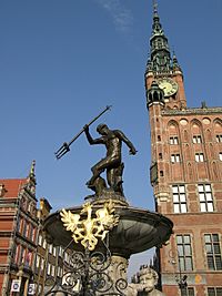 Archivo:Neptun Monument and Main Town Hall in Gdańsk