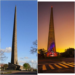 Archivo:Obelisco de Treinta y Tres, a la dcha durante el dia. Izq durante el atardecer