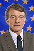 Archivo:Official portrait of David Sassoli, president of the European Parliament