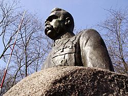 Archivo:PL Turek Pilsudski Monument 11