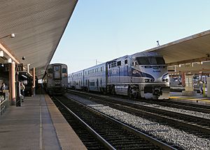 Archivo:Pacific Surfliner trains at Los Angeles, May 2005