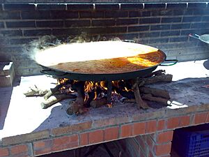 Archivo:Paella a la leña