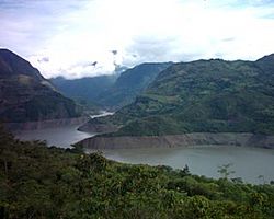 Archivo:Paisaje del Embalse Macanal