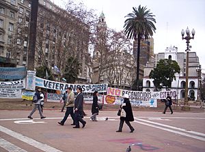 Archivo:Pancartas en la Plaza de Mayo