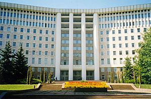 Archivo:Parlament Building Moldova