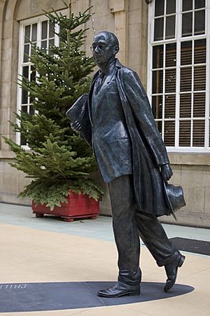 Philip Larkin Statue Hull.jpg