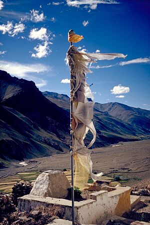 Archivo:Prayer flag above Tanze Gompa