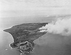 Archivo:Pre-invasion bombardment of Iwo Jima