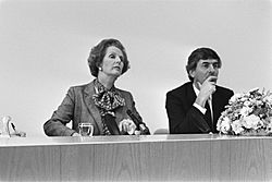 Archivo:Premier Thatcher (l) en premier Lubbers tijdens een persconferentie, Bestanddeelnr 932-7047