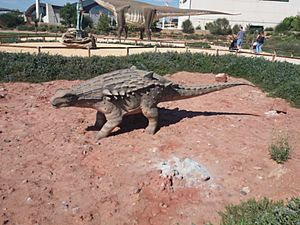 Archivo:Réplica dinosaurio Dinópolis 2018 (02)
