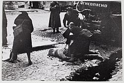 Archivo:RIAN archive 888 Nurses helping people wounded in the first bombardment in Leningrad