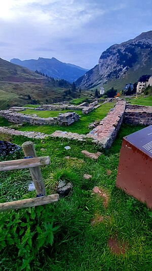 Archivo:Ruinas del Hospital de Santa Cristina de Somport - By Los Cabrera Comunicación