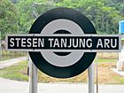 Archivo:SabahStateRailway-StationPlate-TanjungAru