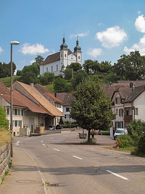 Archivo:Seewen, straatzicht met Sankt German Kirche foto2 2013-07-20 14.22