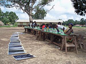 Archivo:Students work outside with solar power (4844313371)