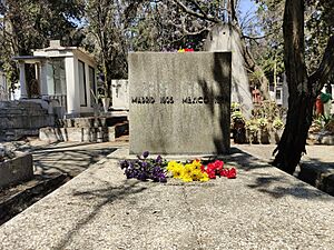 Archivo:Tumba de Luisa Carnés