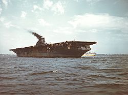 Archivo:USS Franklin (CV-13) anchored off New York City on 28 April 1945 (80-G-K-4771)