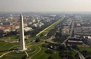 Archivo:US Navy 030926-F-2828D-307 Aerial view of the Washington Monument
