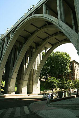 Archivo:Viaducto de Segovia, Madrid-2009