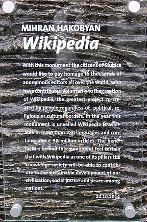 Archivo:Wikipedia Monument in Słubice - Inscription (En.)