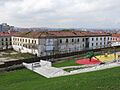 097 Cerro de Santa Catalina (Cimavilla, Gijón), parc infantil, al fons l'antiga Fàbrica de Tabacs