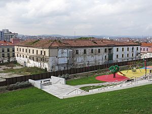 Archivo:097 Cerro de Santa Catalina (Cimavilla, Gijón), parc infantil, al fons l'antiga Fàbrica de Tabacs