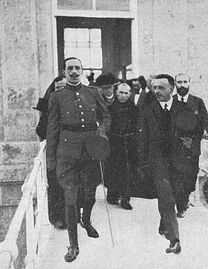 Archivo:1916-07-03, La Ilustración Artística, Madrid.—El hospital de San Francisco de Paula para jornaleros (cropped) Alfonso XIII con el arquitecto Palacios