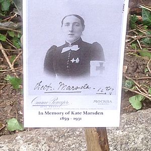 Archivo:Ad-hoc memorial post on grave