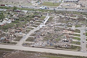 Archivo:Aerial view of 2013 Moore tornado damage