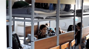 Archivo:Armenian children of Nagorno-Karabakh hiding in a Russian military base as a result of an attack by the armed forces of Azerbaijan