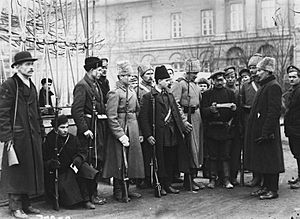 Archivo:At the gates of Smolny Institute 1