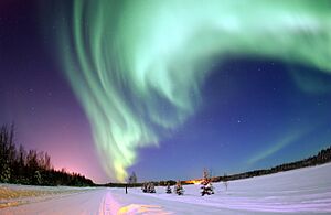 Archivo:Aurora borealis over Eielson Air Force Base, Alaska