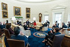 Archivo:Biden meeting with Congressional Democrats in Oval Office - 2021-02-05