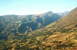 Archivo:Cabana-Vista desde el distrito de Tauca