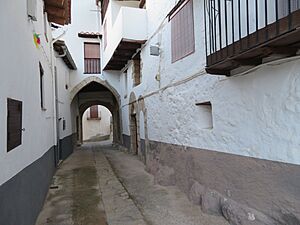 Archivo:Calle Portalet, municipio de Vallibona (Castellón). Arquitectura urbana