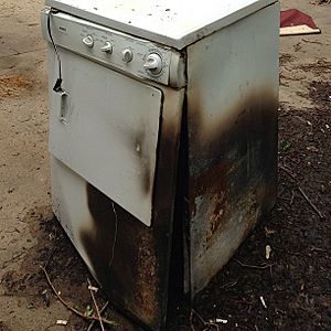 Archivo:Clothes-dryer-damaged-by-fire