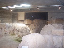 Cripta Puerta Obispo León.JPG