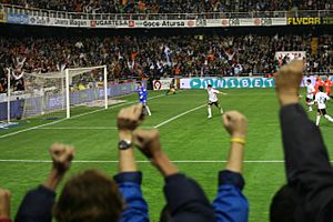 Archivo:David Villa scoring a penalty against Sevilla (462984160)