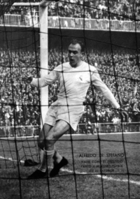 Archivo:Di stefano real madrid cf (cropped)bw