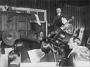 Archivo:Elgar-Beatrice-Harrison-HMV-November1920