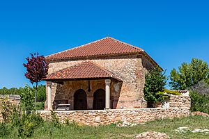 Archivo:Ermita, Bañuelos, Guadalajara, España, 2017-05-23, DD 39