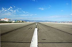 Archivo:Gib Airport Runway